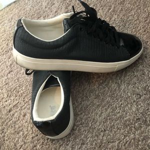 Textured black casual shoes